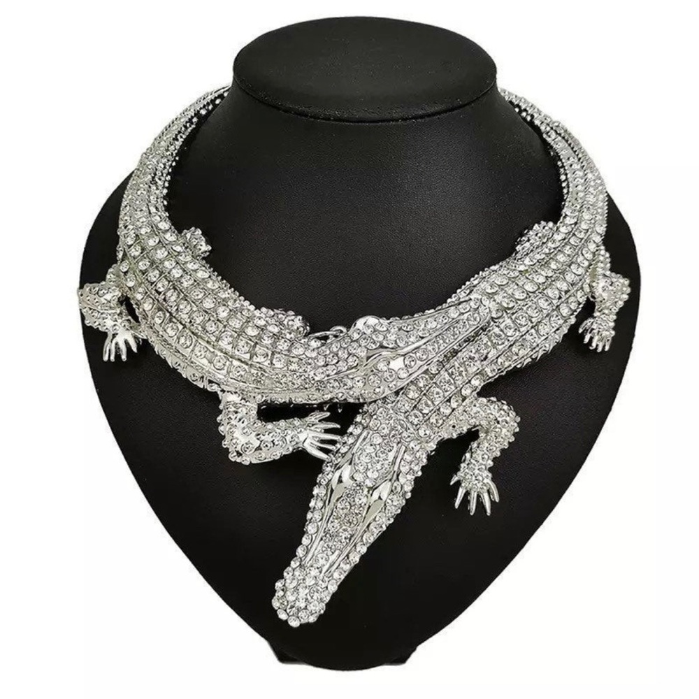 NEW-Alligator Adjustable Silver Plated Choker Necklace with Rhinestone Crystals.